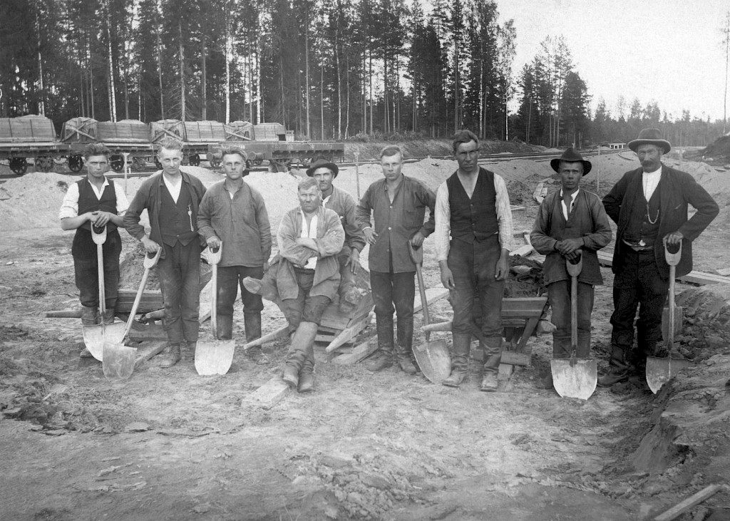 Valtaosa Suomen rataverkosta on tehty lihasvoimalla. Nopeimmillaan rataa syntyi 100 kilometriä vuodessa. Kuvassa ratajätkiä Karjalassa 1920-luvun lopulla, kun Viipurista rakennettiin rataa Valkjärvelle. Kuva: Suomen Rautatiemuseo.