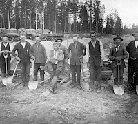 Valtaosa Suomen rataverkosta on tehty lihasvoimalla. Nopeimmillaan rataa syntyi 100 kilometriä vuodessa. Kuvassa ratajätkiä Karjalassa 1920-luvun lopulla, kun Viipurista rakennettiin rataa Valkjärvelle. Kuva: Suomen Rautatiemuseo.