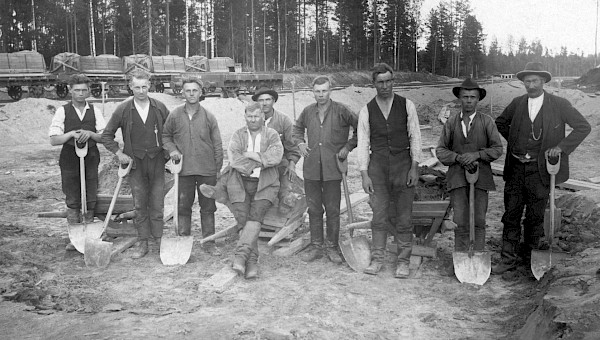Valtaosa Suomen rataverkosta on tehty lihasvoimalla. Nopeimmillaan rataa syntyi 100 kilometriä vuodessa. Kuvassa ratajätkiä Karjalassa 1920-luvun lopulla, kun Viipurista rakennettiin rataa Valkjärvelle. Kuva: Suomen Rautatiemuseo.