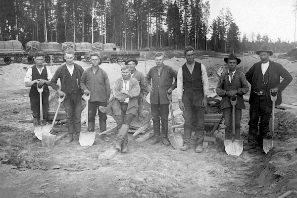 Valtaosa Suomen rataverkosta on tehty lihasvoimalla. Nopeimmillaan rataa syntyi 100 kilometriä vuodessa. Kuvassa ratajätkiä Karjalassa 1920-luvun lopulla, kun Viipurista rakennettiin rataa Valkjärvelle. Kuva: Suomen Rautatiemuseo.