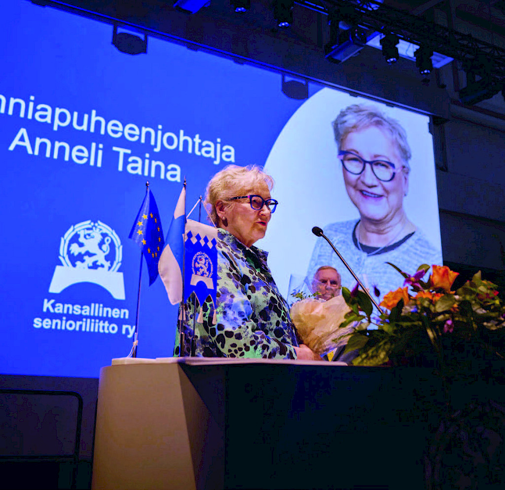 Liiton edellinen puheenjohtaja Anneli Taina kutsuttiin senioriliiton kunniapuheenjohtajaksi.