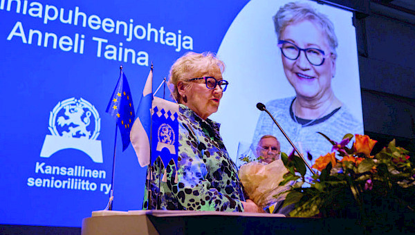 Liiton edellinen puheenjohtaja Anneli Taina kutsuttiin senioriliiton kunniapuheenjohtajaksi.