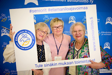 SenioriAkatemian ensimmäinen vuosikurssi oli runsaslukuisena paikalla kokouksessa.