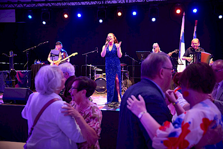 Heidi Pakarinen orkestereineen ja Jani Helenius houkuttelivat parketille.