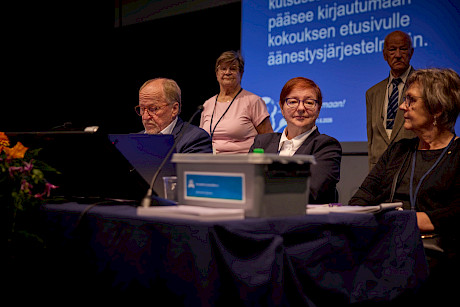 Pöydän ääressä myös liittokokouksen toinen puheenjohtaja Veli-Pekka Manninen.