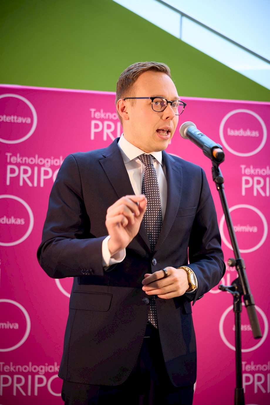 Työ- ja elinkeinoministeri Matias Marttinen on Satakunnan kasvatti. Hän toi tervehdyksensä piirin iltajuhlaan.